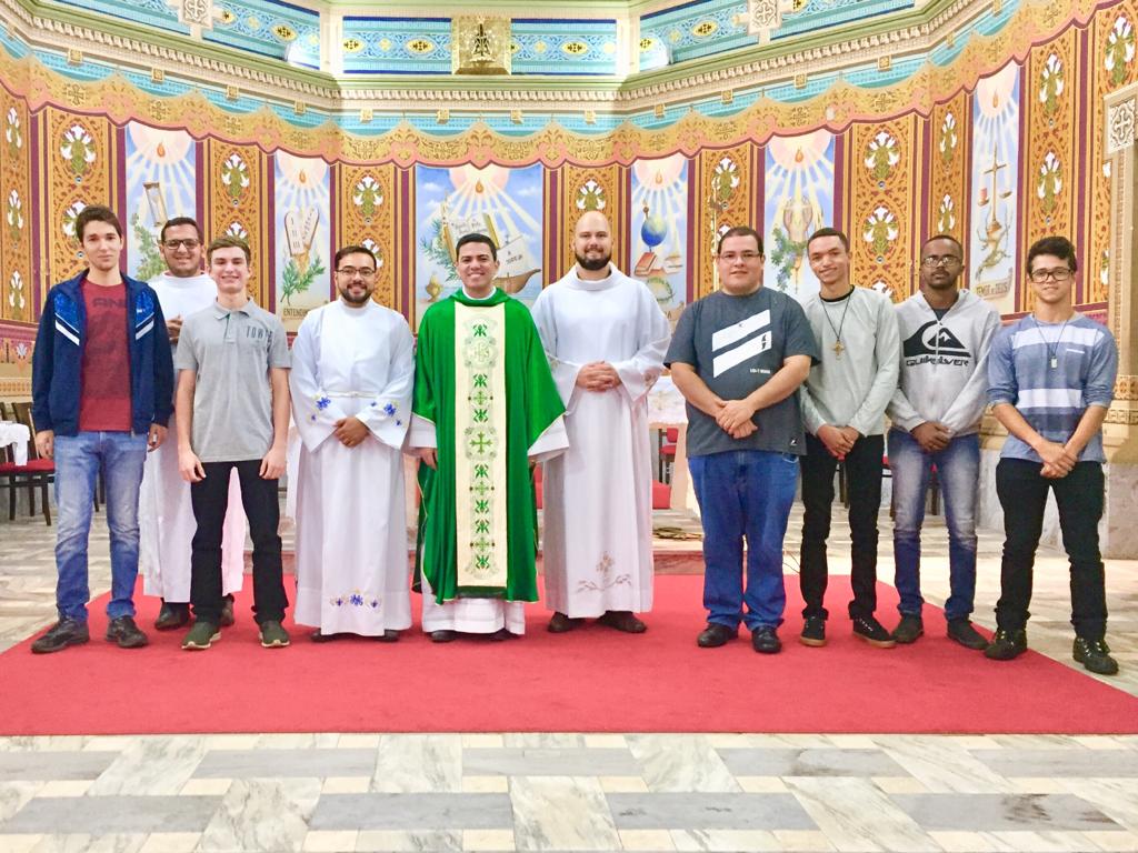 Foto | Rapazes participam de Encontro Vocacional Diocesano na Catedral
