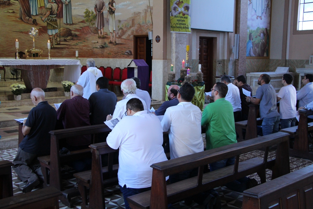 Foto | Clérigos se reúnem para rezar pelo Centenário de Nascimento do Padre André Bortolameotti