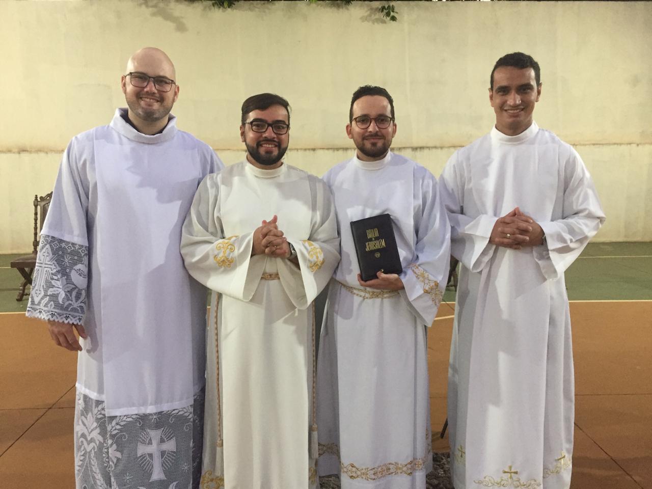 Foto | Dom Milton realiza admissão às Ordens Sacras e instituição dos Ministérios de Leitorato e Acolitato de seminaristas