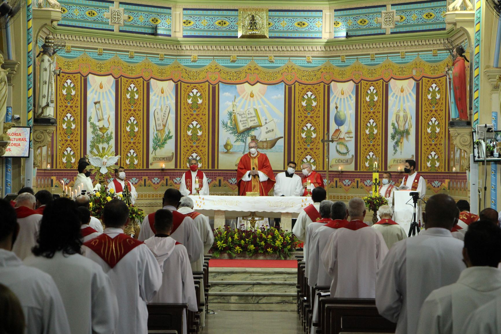 Foto | Santos Óleos são abençoados durante a Missa da Unidade Diocesana 2021