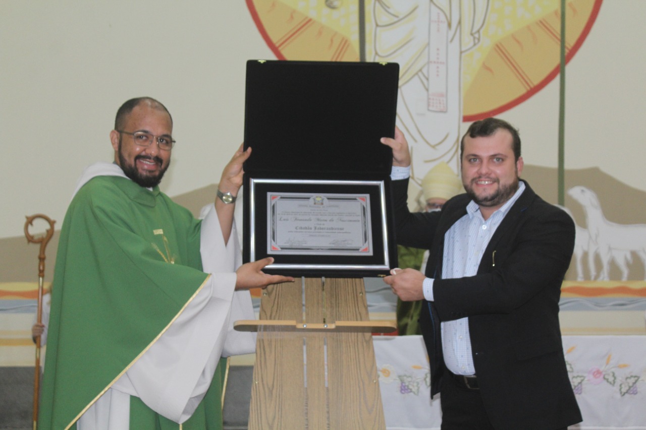 Foto | Padre Luis Fernando recebe Título de Cidadão Jaborandiense
