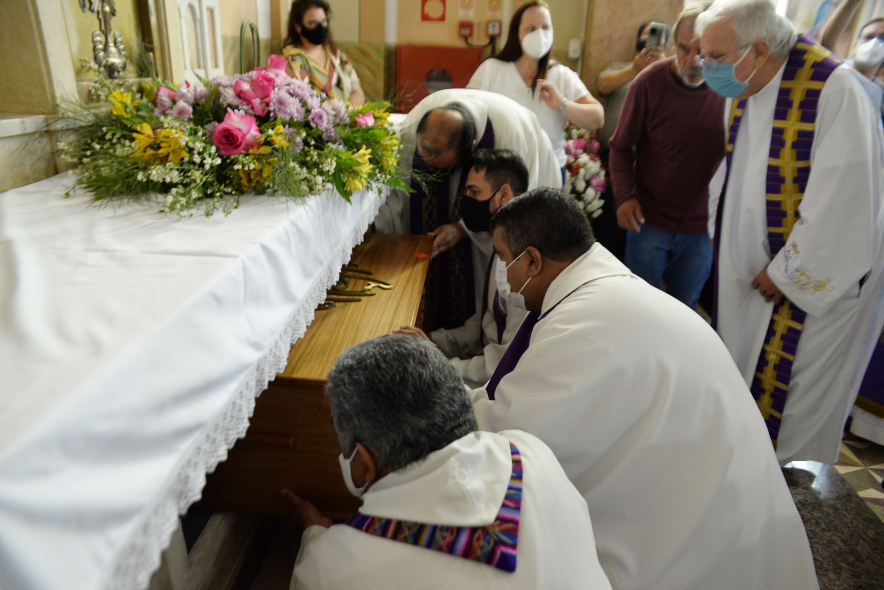 Foto | Restos mortais do Servo de Deus André Bortolameotti são depositados em sarcófago no Santuário N. Sra. do Rosário em Barretos