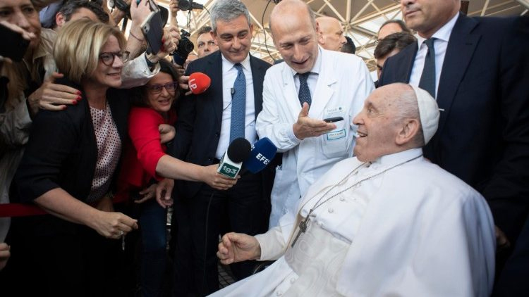Papa recebe alta do Hospital Gemelli